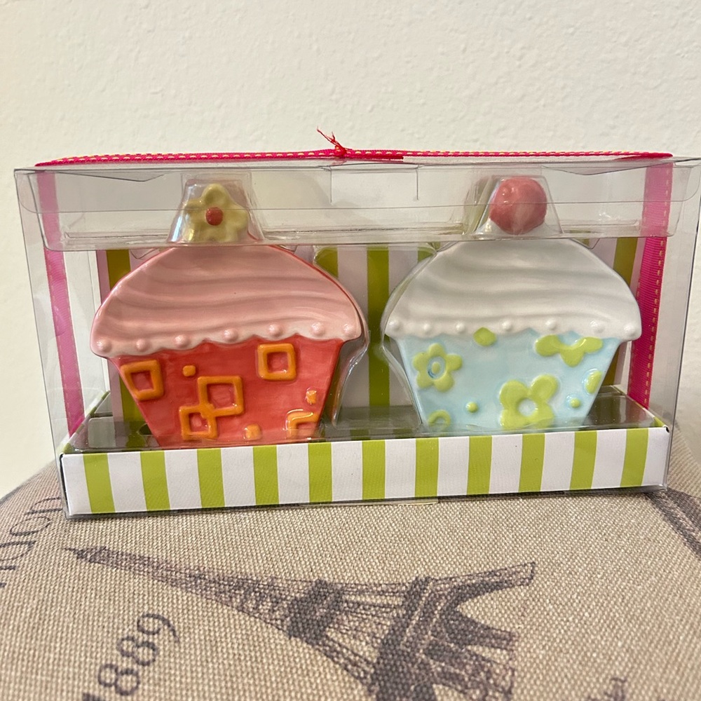 Tiny ceramic cupcake dishes (4)
